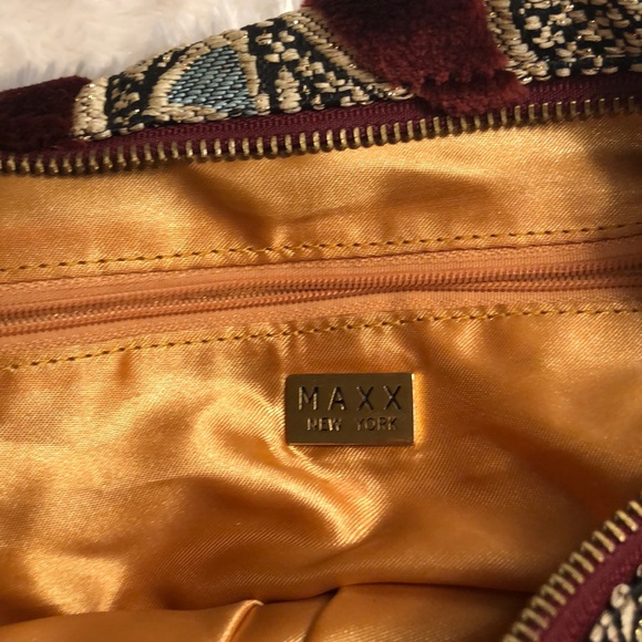 MAXX fabric and leather shoulder strap purse - Picture 5 of 8